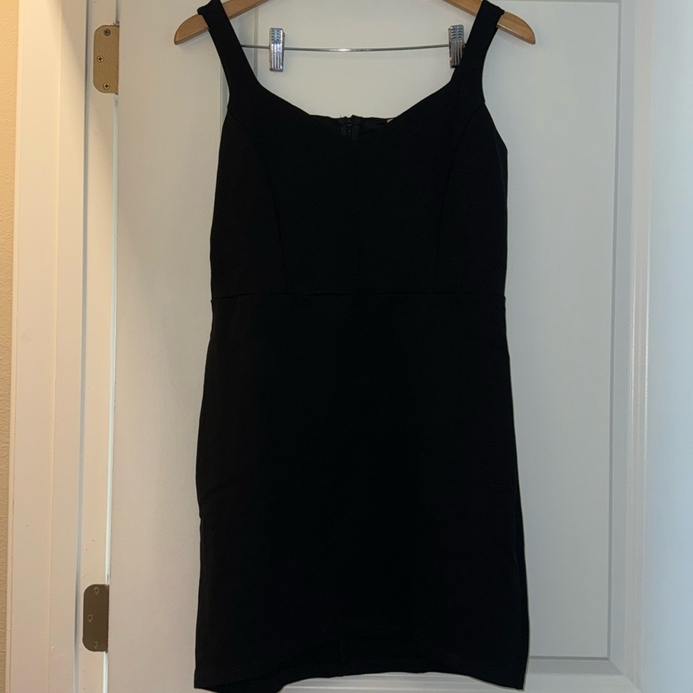 Fitted Rounded Neckline Black Dress